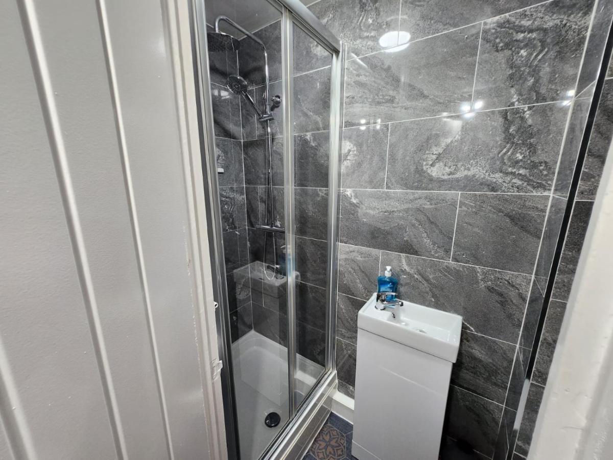 4 Bedroom 2 Bathroom Shared House - Near Bhx And Nec Birmingam Exterior foto