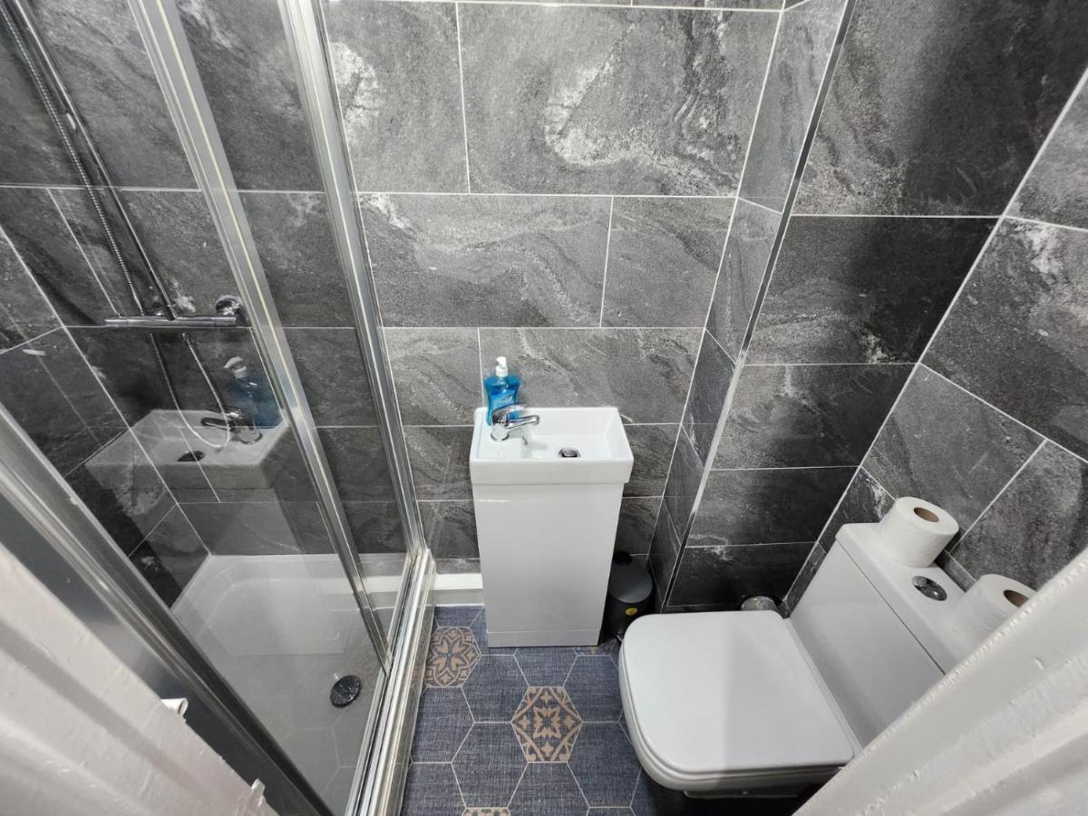 4 Bedroom 2 Bathroom Shared House - Near Bhx And Nec Birmingam Exterior foto